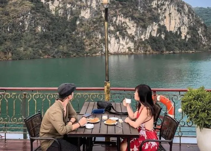 Indochine Cruise Lan Ha Bay 5* Hạ Long